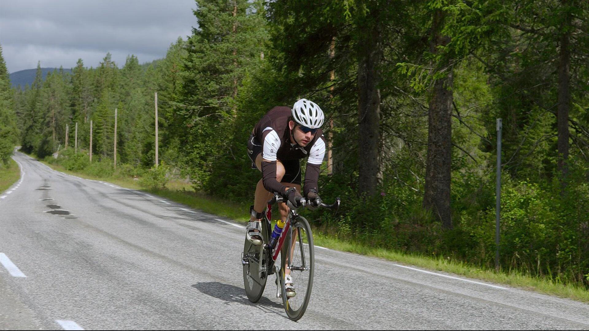 新疆队打穿篮网，爱德华兹在压力熔炉中完成终极爆发